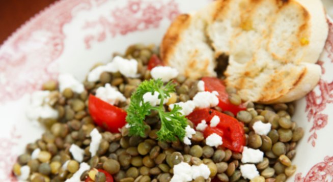 1 чаена чаша леща
1 глава лук
2-3 домата, може да ги замените и с чери доматки
няколко стръка магданоз
2 скилидки чесън
зехтин, оцет
сол, черен пипер
150 г фета сирене
краставица, чушки, обикновени или люти по желание