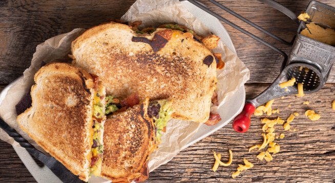 Гриловани сандвичи с авокадо, сирене и домати