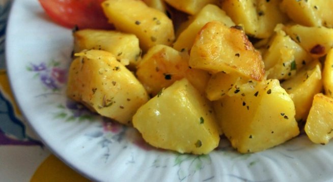 1/2 кг картофи
олио
сол
червен пипер
черен попир
майорана