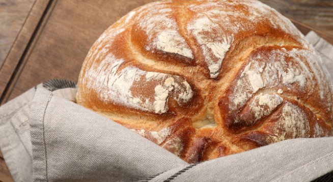 брашно – 1 кг
мая – 1 пакетче суха мая или 1 кубче жива мая
захар 1 щипка
прясно мляко – 400мл
яйце 1 бр.
сол – 1 ч.л.
олио – 1 суп.л.
разтопеното масло – 1 малко пакетче
семена
жълтък