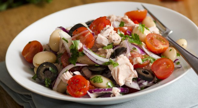 3-4 консерви риба тон в собствен сос
1 малка консерва боб
1 малка консерва царевица
10-15 чери домата
1 люта чушка – по желание
Наситнен магданоз – по желание
1 глава червен лук
Няколко маслини
Зехтин, лимонов сок и сол на вкус