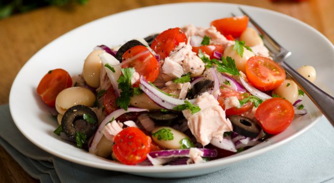 1 средно голяма консерва бял боб
1 консерва риба тон
1 глава червен лук
няколко листа салата айсберг
10 маслини
няколко стръка магданоз
7-8 чери доматки
сол, зехтин, оцет балсамико
