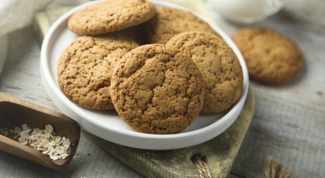 1 чаша бяла захар + 2 с.л.
2 и ¼ чаши брашно
2 чаени лъжици джинджифил на прах
1 чаена лъжица сода
¾ чаена лъжица канела
½ чаена лъжица карамфил на прах
1 щипка сол
¾ чаша масло, меко
1 голямо яйце
¼ чаша меласа или мед
1 супена лъжица вода