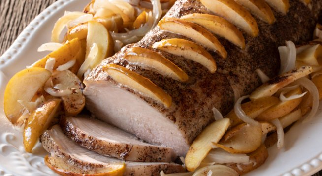 2 супени лъжици зехтин
500 г свински котлети
Сол и черен пипер на вкус
2 глави лук, нарязан на полумесеци
4 стръка мащерка
2 ябълки, обелени и нарязани на полумесеци
½ чаша червено сухо вино
1 супена лъжица масло