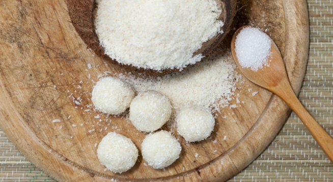 10 г масло
250 г бял шоколад
Кокосово брашно
100 г сметана
Лешници на вкус