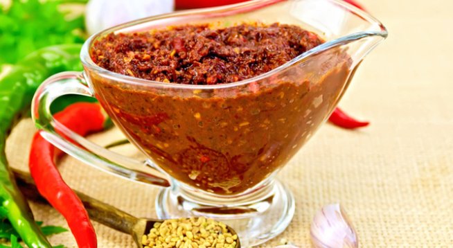 200 сушени домати може и такива от зехтин
1 скилидка чесън
сол на вкус, ако е необходимо
черен пипер на вкус
1 люта чушка - по желание
3-4 с.л. зехтин или повече, ако сместа не е като с консистенция на гъста лютеница
няколко листа свеж босилек или магданоз
няколко орехови ядки - по желание