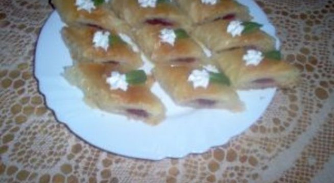 1 пакет фини точени кори
3 кутии локум
За сместа:
3 яйца
1 ч. ч. захар
1/2 ч. ч. олио
1 ч. ч. брашно
1 бакпулвер
За сиропа:
2 ч. ч. захар
3 ч. ч. вода
2 ванилии