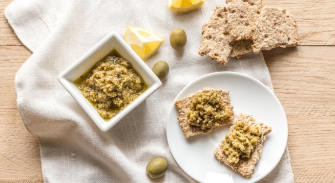 250 г зелени маслини по ваш избор, без костилки
1-2 с.л. отцедени каперси
½ ч.ч. майонеза
220 г натурално крема сирене
1-2 стръка пресен лук – наситнен
стрита скилидка чесън – по желание
сос Уорчестър – по желание
черен пипер на вкус
сол на вкус, ако е необходимо