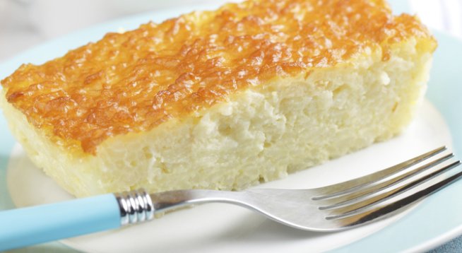 ½ литър прясно мляко
150 г ориз
150 г захар
6 яйца
кората на един лимон
щипка сол
1 чаша ликьор „Амарето“ или друг бадемов ликьор