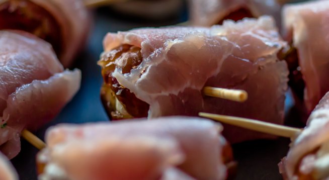 Рулца с фурми, прошуто и козе сирене