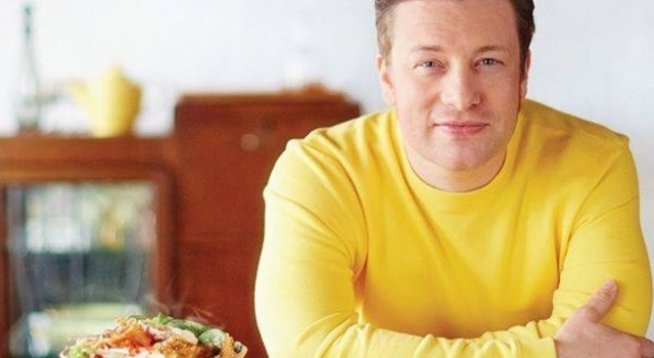 400 грама топло пушена скумрия (обезкостена)
200 грама крема сирене
сокът на 1-2 лимона
1 малка връзка листа от  магданоз
1 супена лъжица трапезен хрян
няколко капки зехтин
няколко стръка пресен лук
черен пипер
сол, ако е необходимо
