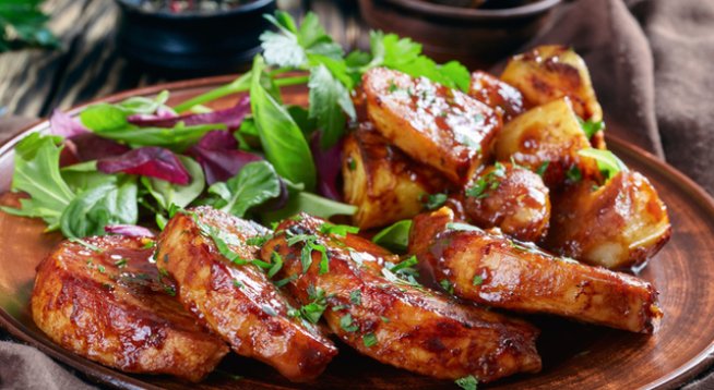 6 бр. свински котлети без кост
4 супени лъжици кафява захар
1 чаена лъжица джинджифил на прах
125 мл соев сос
4 супени лъжици кетчуп
2 скилидки чесън, пресован
Сол и черен пипер на вкус 