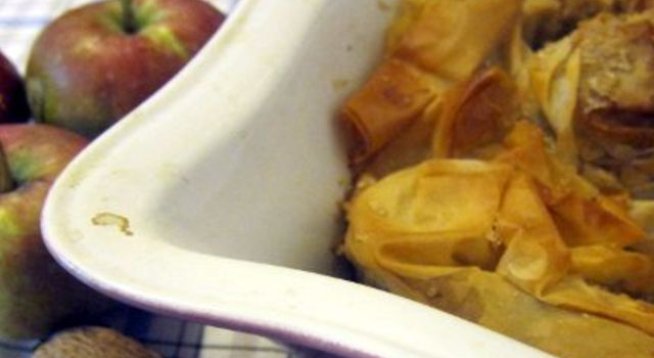 Продукти:
1 пакет кори
3-4 ябълки (или 5-6 по-дребни)
1 чепка бяло грозде (1 ч. ч. зърна)
1 суп. лъж. кора от портокал
1/2 ч. ч. смлени орехи
1/2 ч. ч. захар
1 ч. л. канела
1/3 ч. ч. олио