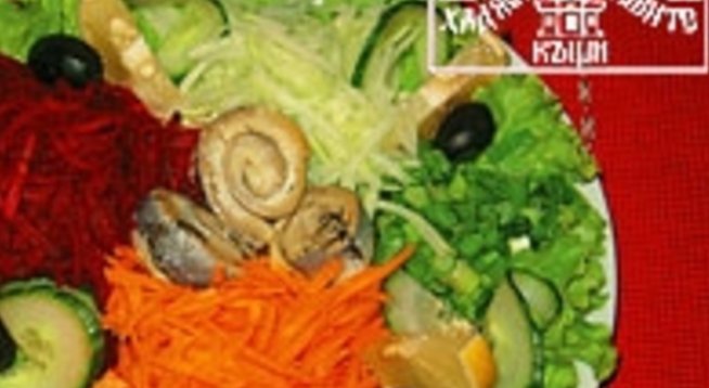 Маринована херинга – 300 гр
Една голяма прясна краставица
Два средно големи моркова
Една глава червено цвекло (може да се замести с 1 ябълка)
Връзка пресен лук
100 гр черни маслини
Зехтин
Млени