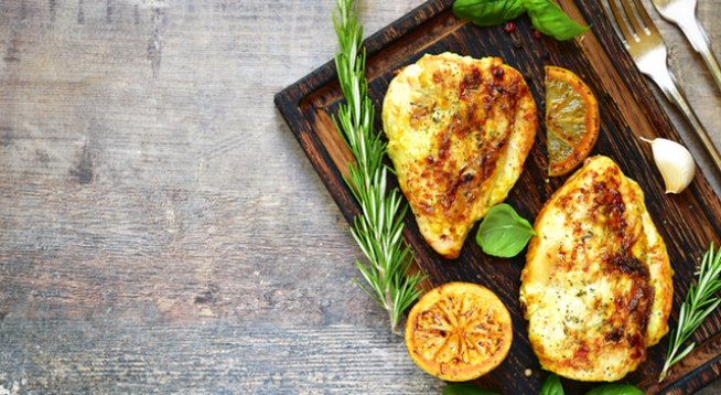 4 броя пилешки гърди
Сол на вкус
Пресен черен пипер на вкус
2 супени лъжици зехтин
1 глава лук, нарязан на слайсове
2 скилидки чесън, пресовани
4 супени лъжици балсамов оцет
400 г домати от консерва
1 супена лъжица пресен босилек, нарязан
1 супена лъжица пресен риган, нарязан
1 супена лъжица пресен розмарин
1 супена лъжица прясна мащерка
