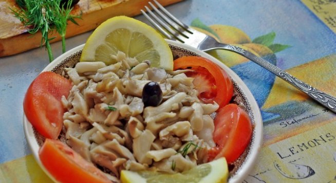 За 3 порции:
350-400 г гъби кладница
сол
зехтин
лимонов сок
черен пипер
копър