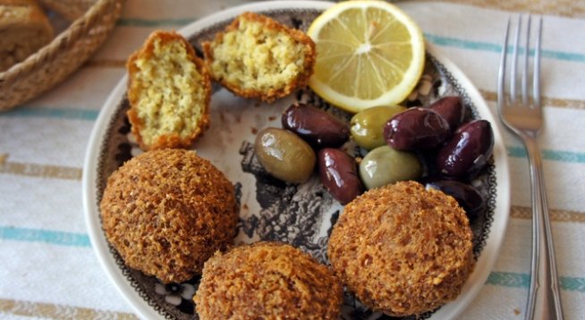 1 консерва нахут
сварени картофи - 3-4 бр.
сол
куркума
сух кориандър
кимион
чесън
черен пипер
бакпулвер
олио