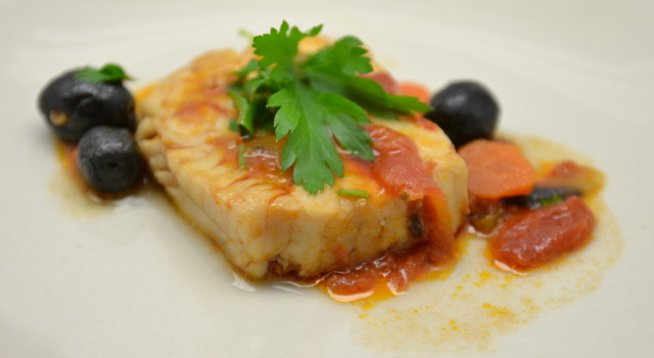 2 бр скумрия, около 1 кг
1 ч.ч. нарязана на кубчета печена, червена чушка
1 ч.ч. нарязани на кубчета моркови
1 ч.ч. грах от буркан или консерва
1 ч.ч. сварен боб, салатен
1 ч.ч. нарязани на кубчета кисели краставички
1 ч.ч. доматено пюре
1 кафена чаша олио
1 кафена чаша оцет
2 бр дафинов лист
3 зърна бахар
сол и черен пипер на вкус