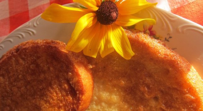 10 яйца
чаша и половина прясно мляко
две пакетчета ванилиева захар
една чаша брашно
1 бакпулвер/или 1 ч.л. сода за хляб
олио