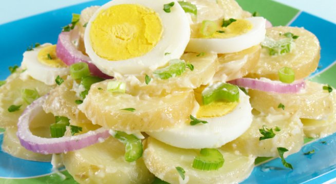 1 кг картофи
1 глава лук
няколко стръка копър
лимонов сок
сол, черен пипер
3 яйца
1 кофичка майонеза
няколко червени чушки от туршия