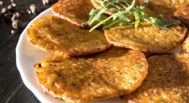 425 г варени картофи, намачкани с малко мляко и масло
4 супени лъжици брашно
75 г зърна от сладка царевица
1 яйце, разбито
3 супени лъжици лук, нарязан
1 чаена лъжица пресен магданоз, ситно нарязан
½ чаена лъжица сол
½ чаена лъжица пресован чесън
1/8 чаена лъжица черен пипер
3 супени лъжици олио