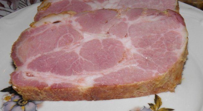 Свинско месо (врат) 1 парче около 1 кг
чесън – 4, 5 скилидки
горчица – 2 суп. л.
олио за намазване
лимон – 2 бр.
черен пипер
червен пипер
сол
