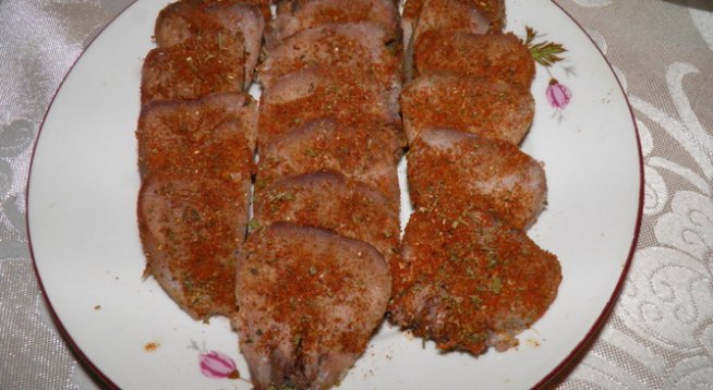 свински език (може и телешки) – 1 кг. или колкото толкова
зърна черен пипер – 10 бр.
дафинов лист – 2 бр.
кромид лук – 1бр.
морков – 1 бр.
сол
подправки по желание
