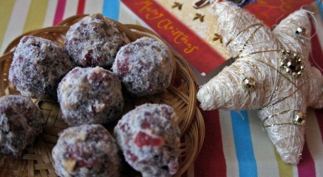 100 г печено кашу
100 г лешници
50 г печени слънчогледови семки
100 г сушени череши
100 г смокини
1 с.л. сурово какао, без захар
1 с.л. кокосово масло
кокосови стърготини
ванилия
канела