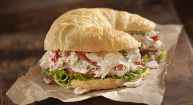 500 г печено или варено пилешко без кожа и кости, накъсано
2 краставици, обелени и нарязани на кубчета
1 голям домат
1 опаковка майонеза
няколко стръка наситнен копър
5-6 листа маруля, нарязани
сол на вкус