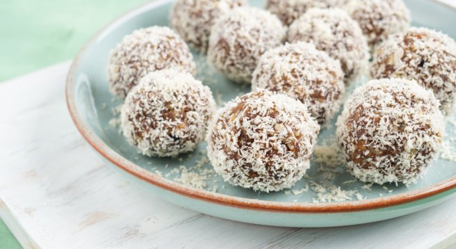 Енергийни топчета с кайсия и кокос