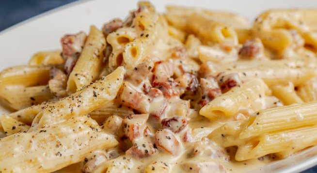 320 г паста Penne Rigate
150 г прошуто кото
300 мл течна сметана за готвене
1 и ½ с.л. доматено пюре
пресен магданоз на вкус
зехтин около 1 с.л.
сол и черен пипер на вкус