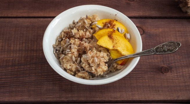 250 г праскови от буркан
½ чаша вода
½ чаша прясно мляко 
½ чаша овесени ядки 
2 супени лъжици кафява захар 
¼ чаена лъжица канела
1 щипка сол