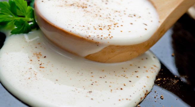 60 г масло
60 г брашно
600 мл прясно мляко
сол и черен пипер на вкус
1 дафинов лист