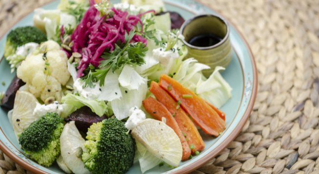 1 глава карфиол, нарязана
1 глава броколи, нарязано
250 г чери домати, нарязани
170 г черни маслини
1 морков, нарязан на жулиени
3-4 листа прясно зеле, нарязано
200 г червено цвекло, настъргано
200 г сирене фета, натрошено
Готов дресинг по избор 