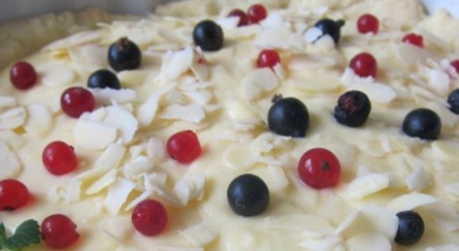 Продукти за блата:
2 ч. ч. брашно
2 с. л. настъргани на дребно бадеми
1 масло (125 г) студено
1/4 ч. ч. студена вода
1/2 ч. л. сол
Продукти за крема:
2 жълтъка
2 с. л. нишесте царевично
200 мл прясно мляко
2 с. л. захар
1/2 ванилия
50 г масло
За украса:
бадемов чипс
касис и френско грозде (или друг плод, по избор)