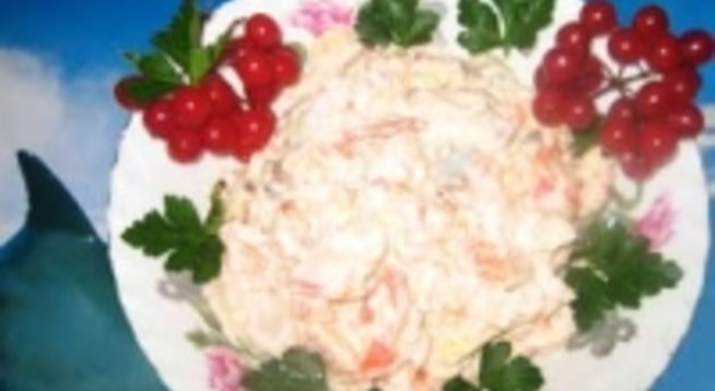 1 пакетче ролца от раци,
1 буркан кисели краставички,
маслини без костилка,
1 глава лук, олио, лимон/или оцет/, сол