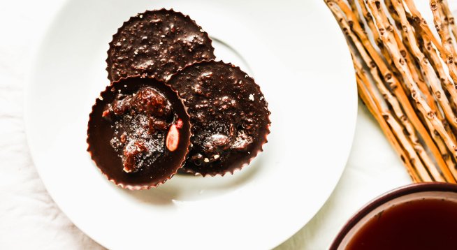 Мини шоколадови чашки с боровинки и кашу