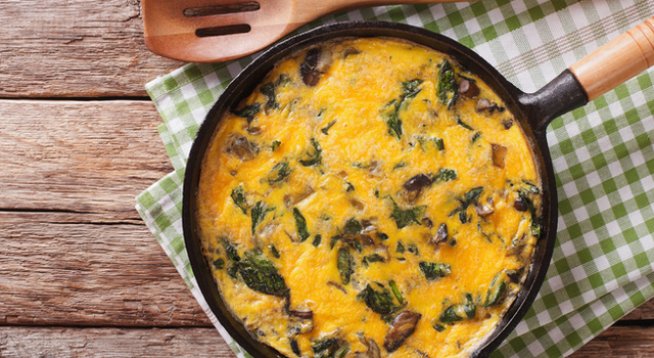 2 яйца
1 супена лъжица прясно мляко
Сол и черен пипер на вкус
1 малко кубче масло
1 шепа пресен спанак
4 супени лъжици гъби, нарязани
4 супени лъжици настърган ементал