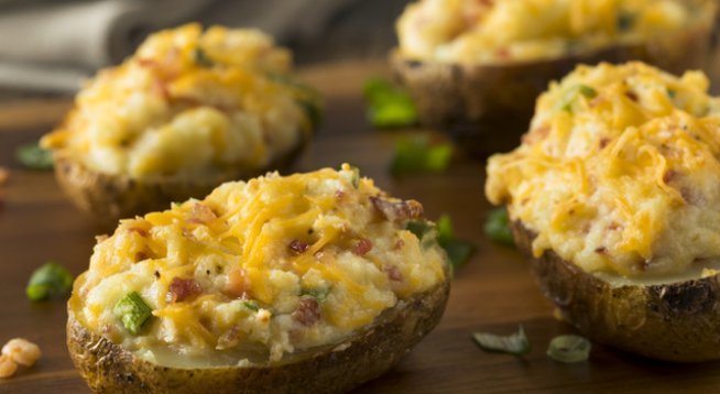 4 големи картофа
2 чаени лъжици масло, разтопено
1 чаена лъжица чесън на гранули
½ чаша прясно мляко
½ чаша настърган грюер
½ чаша нарязана шунка
1 супена лъжица магданоз, ситно нарязан
¼ чаена лъжица сол
¼ чаена лъжица черен пипер