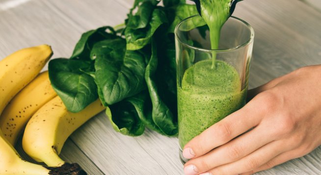 2 банана
60 г бейби спанак
170 г манго 
½ чаена лъжица прясна люта чушка
230 мл вода