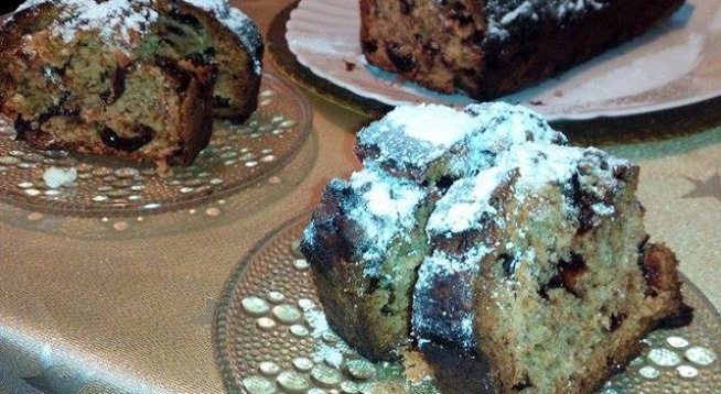3 яйца
1 чаша кафява захар
100 мл олио
2 и ½ чаши брашно
1 ч.л. сода
1 ч.л. канела
200 г сладко от сливи