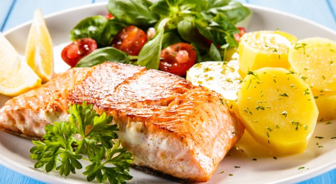 4 филета сьомга
сол, черен пипер на вкус
магданоз за поръсване
За маринатата:
3 ч.л. кафява захар мусковадо
2 с.л. сок от лайм
5 с.л. разтопено масло
2-3 скилидки стрит чесън
малко лют червен пипер по желание