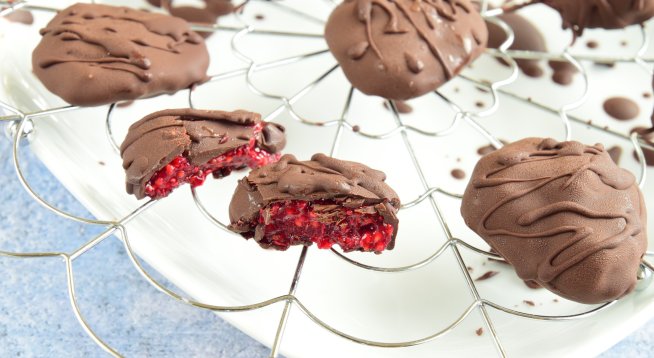 Шоколадови бонбони с джем от малини