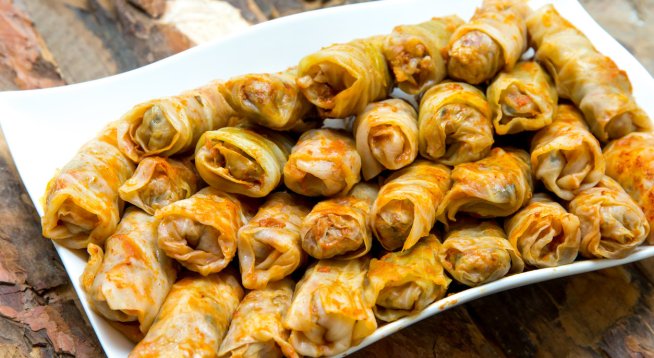 Зелеви сарми с ориз, сини сливи и ябълка