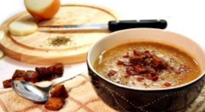 500 г печурки
50 г масло
2 глави лук
няколко стръка целина и магданоз
литър и половина бульон от гъби
3 картофа
100 г заквасена или течна сметана за готвене