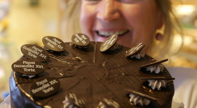 700 г заквасена сметана
250 г пудра захар
3 прахчета ванилия
4 супени лъжици натурално какао
100 г ядки пожелание
