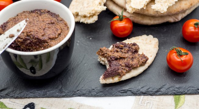 30 бр. маслини от каламата, без костилки
2-3 бр. сушени домата, може и в зехтин
1 скилидка чесън
400 г артишок от консерва, отцеден
3 супени лъжици зехтин 
сол и черен пипер на вкус