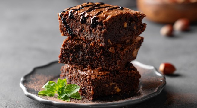 Брауни с глазура и лешници