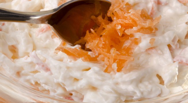 500 г прясно зеле
2-3 моркова
1 и ½  опаковка майонеза
1 опаковка охладени рулца от раци
сол, черен пипер
