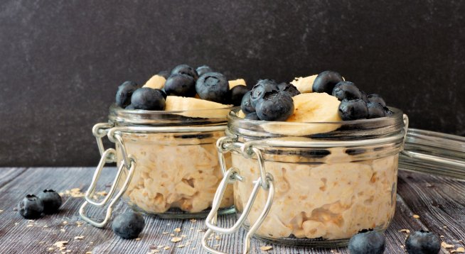 Протеинови овесени ядки с банан и боровинки